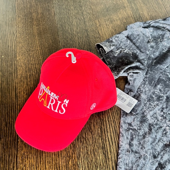 Lululemon Paris, cap and tie-dye shirt bundle - Picture 2 of 5